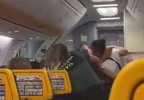 VIDEO O luptătoare MMA a bătut doi polițiști spanioli care voiau să o dea jos din avion. Oamenii legii au fost internați în spital