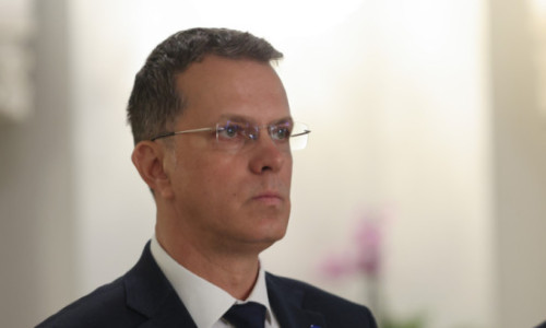 CV-ul celorlalți miniștri ai apărării din țările de la granița cu războiul: Doctor în medicină, tradiție militară, studii în SUA