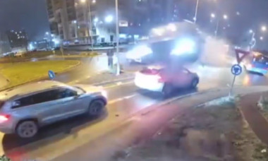 VIDEO. Accident ca-n filme: O mașină a zburat ca o rachetă după ce a lovit un sens giratoriu din Oradea