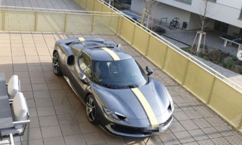 VIDEO Un bărbat și-a urcat mașina de 300.000 de euro în balcon, pentru că nu a găsit loc de parcare