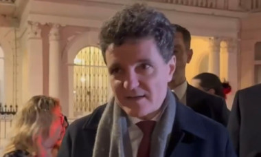 Președintele, așteptat de un grup de români în fața ambasadei din UK: „Nicușoare, nu mai sta, apără Justiția”. Mesajul șefului statului