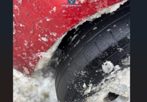 Ce amendă a primit o şoferiţă din Alba, prinsă pe autostrada acoperită de zăpadă cu o mașină cu anvelope de vară