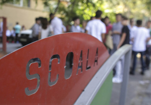 Șocul trăit de o profesoară din Spania într-un liceu din România: o elevă i-a cerut să iasă din clasă ca să își ia comanda de la curier