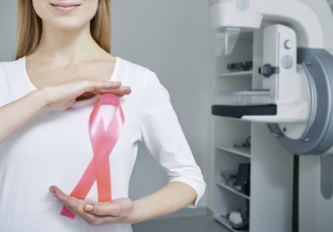 O doctoriță a tratat sute de paciente cu cancer la sân, apoi s-a îmbolnăvit și ea. Acum dezvăluie 4 obiceiuri care scad riscurile