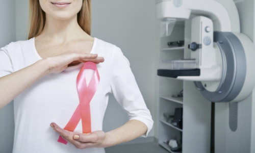 O doctoriță a tratat sute de paciente cu cancer la sân, apoi s-a îmbolnăvit și ea. Acum dezvăluie 4 obiceiuri care scad riscurile