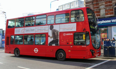 Un șofer de autobuz a devenit „erou” după ce a prins un hoț care atacase o pasageră. Apoi, compania l-a concediat