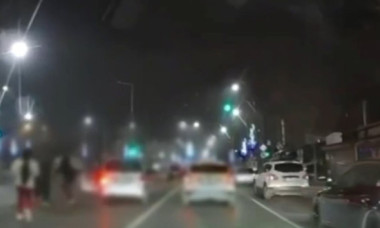 Bătaie în traficul din București, iscată de neacordarea priorității: Un tată și fiul lui de 14 ani au tăbărât pe un șofer