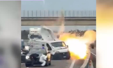 Jaf armat pe o șosea din Italia. Atacatorii au blocat drumul și au aruncat în aer o dubă de transport valori