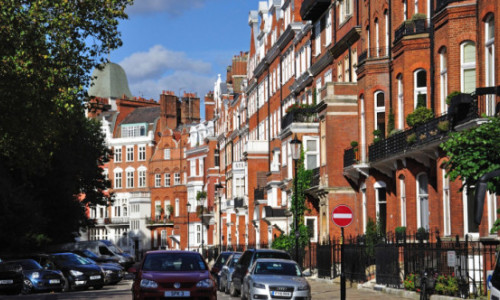 Scandal într-o clădire de lux. Fostă directoare de bancă, dată în judecată de vecinii milionari pentru un duș defect