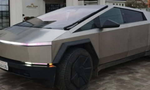 VIDEO Motivul pentru care un bulgar cu un vehicul Tesla Cybertruck n-a ajuns mai departe de Lugoj, după ce a intrat în România