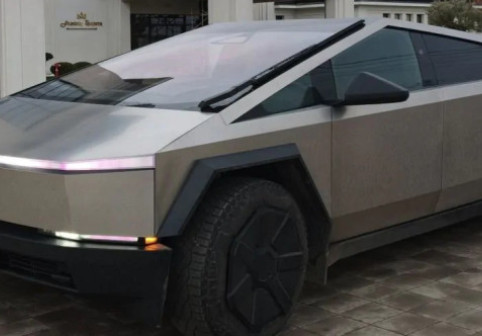 VIDEO Motivul pentru care un bulgar cu un vehicul Tesla Cybertruck n-a ajuns mai departe de Lugoj, după ce a intrat în România