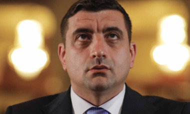 „Să-i dați lui Bolojan cadou”. Ce a primit George Simion de la un timișorean să-i ducă premierului