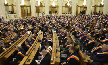 REPORTAJ | „Bolojan râde de noi”. Cum a arătat întâlnirea dintre premier și primarii revoltați pe taxe și tăieri: huiduieli și ironii