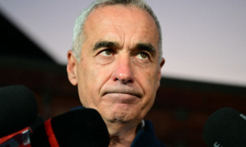 VIDEO Reacția lui Călin Georgescu atunci când susținătorii săi au început să spună Tatăl Nostru pe holurile Tribunalului