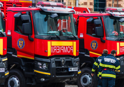 Incendiu puternic în Capitală. Un om a murit, altul este rănit, după ce au rămas blocați într-o mașină electrică