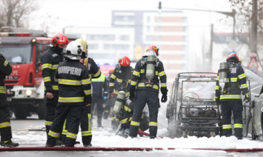 Incendiu puternic în Sectorul 6 al Capitalei: o femeie a murit, altă persoană e rănită. Intervenție de urgență: mașini în flăcări