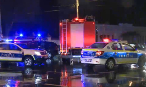 Autospecială de pompieri, oprită de poliție în drum spre incendiu. Polițiștii se deplasau spre același incident