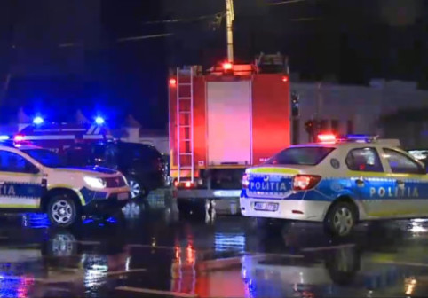 Autospecială de pompieri, oprită de poliție în drum spre incendiu. Polițiștii se deplasau spre același incident