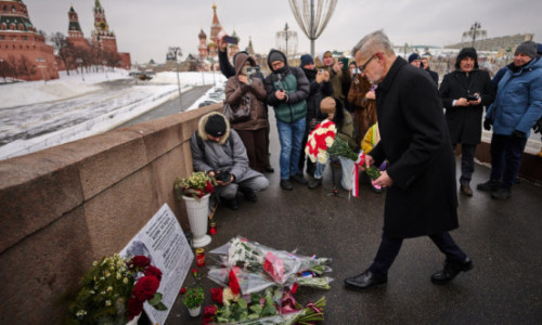 România l-a sfidat pe Putin. Ambasadorul român din Rusia a depus flori la locul în care a fost asasinat fostul opozant Boris Nemțov