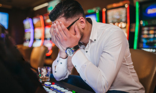 VIDEO „Am pierdut două apartamente”. Tot mai multe orașe din România declară război păcănelelor. Ce spun dependenții de jocuri de noroc