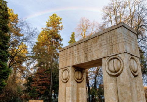 O bucată de piatră dintr-una dintre băncile de lângă Poarta Sărutului de la Târgu Jiu s-a desprins. Poliția face anchetă