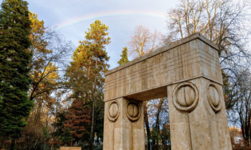 O bucată de piatră dintr-una dintre băncile de lângă Poarta Sărutului de la Târgu Jiu s-a desprins. Poliția face anchetă