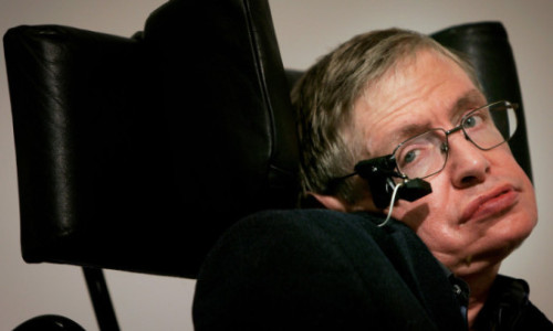 Stephen Hawking, în dosarele Epstein. Fotografie cu fizicianul zâmbind pe un șezlong, alături de două femei în bikini