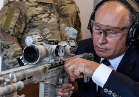 Putin schimbă legea astfel încât să poată trimite armata în țările în care sunt arestați ruși