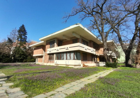 Cum arată azi vila de lux a lui Nicolae Ceaușescu din Timișoara, clădirea cu buncăr și piscină