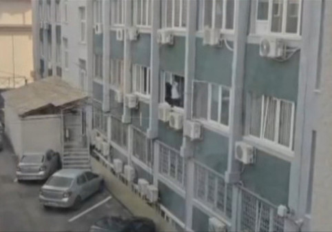 VIDEO. O polițistă a fost surprinsă în timp ce spăla geamurile la serviciu