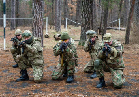 Războiul prelungit schimbă armata Ucrainei: mai puțini voluntari și tot mai multe dezertări. Care este „cheia supraviețuirii” pe front