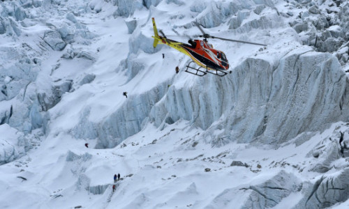 Scandalul de pe „acoperișul lumii”: cum au ajuns fraudele cu asigurări pe Everest și ce legătură are bicarbonatul de sodiu