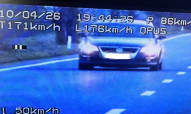 „Mi se ard cozonacii în cuptor”. O şoferiţă a fost prinsă cu 176 de kilometri pe oră pe DN 38