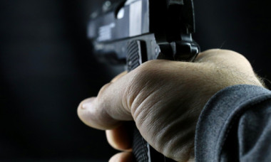 Un șofer de autobuz a fost amenințat cu pistolul în trafic pe o stradă din București. Tânăr de 26 de ani, reținut de polițiști