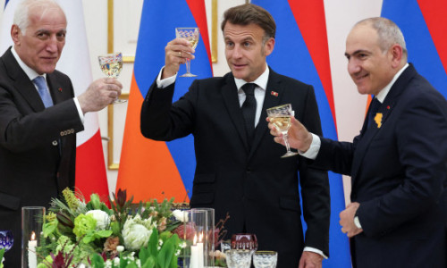 Emmanuel Macron a cântat live, acompaniat de premierul armean la tobe, cea mai cunoscut piesă a lui Aznavour