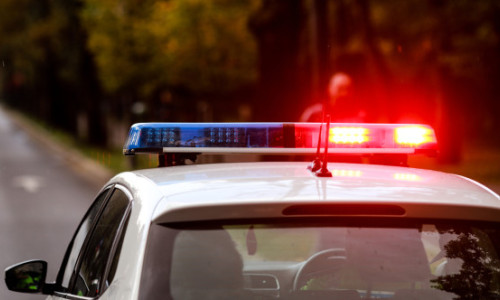 Un polițist a fost găsit împușcat în cap pe bancheta din spate a mașinii de serviciu