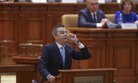 Aproape jumătate dintre români consideră moțiunea de cenzură PSD-AUR un act politic inutil care va înrăutăți lucrurile