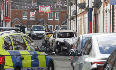 Trei familii de români au fost afectate de violențele din Belfast. MAE: „Locuințele le-au fost vandalizate”