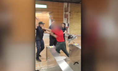 VIDEO. Un bărbat a spart geamul unei porți de acces la metrou, în stația Nicolae Grigorescu.