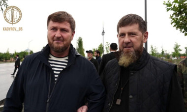 VIDEO Kadîrov e ținut de braț de consilier și are dificultăți evidente de mișcare. Noi speculații privind sănătatea lui