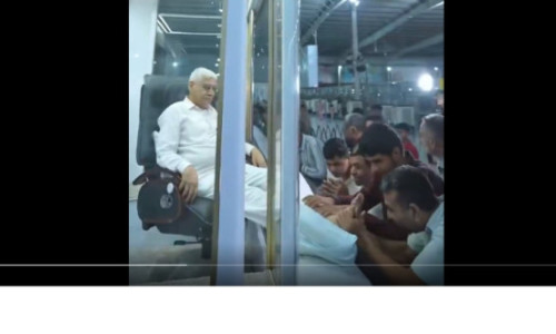 Imagini virale: lider spiritual indian, în cabină de sticlă cu aer condiționat și picioarele afară pentru a fi sărutate