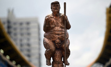 „Ciuma portocalie.” O statuie a lui Donald Trump în pielea goală a fost expusă în Parlamentul European