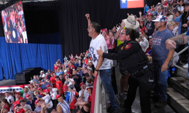 Donald Trump, întrerupt de protestatari în timpul unui discurs în Texas. Reacția președintelui: „Plecați dracului de aici!”