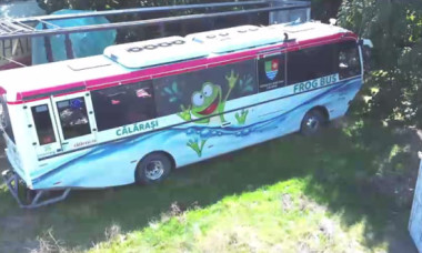 Unicul autobuz plutitor din România a eșuat pe uscat. Autoritățile riscă sancțiuni de milioane de euro