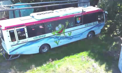 Unicul autobuz plutitor din România a eșuat pe uscat. Autoritățile riscă sancțiuni de milioane de euro EXCLUSIV