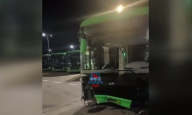 Un șofer de autobuz din Suceava a urcat băut la volan și a distrus 5 mașini, un stâlp și ghereta paznicului autobazei