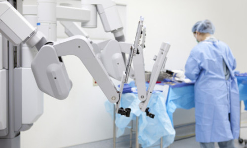 Un pensionar din Gorj a obținut în instanță decontarea integrală a costurilor unei operații cu robotul chirurgical la o clinică privată