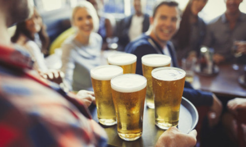 Bere, vin sau tărie? Un studiu realizat peste 340.000 de persoane arată ce tip de alcool e asociat cu cel mai mare risc de deces