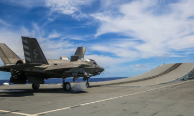 Momentul în care un avion F-35 de 100 de milioane de lire sterline se prăbușește în mare, ratând decolarea de pe portavion