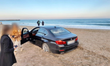 O femeie care a intrat cu BMW-ul pe plaja din Constanța a primit o amendă uriașă